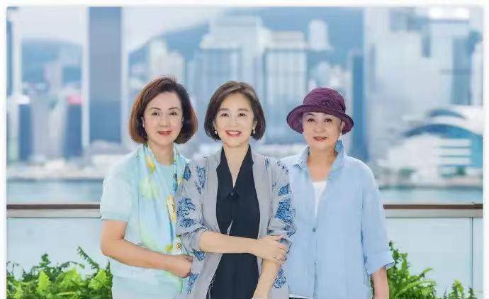 林青霞 66岁林青霞与闺蜜聚会！合影站C位气质绝绝的，优雅奶奶脸也惊艳