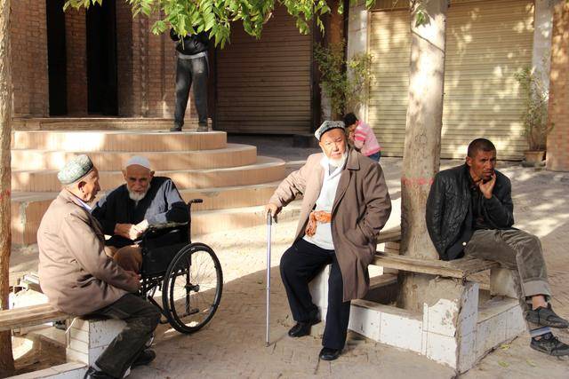 喀什老城｜七十八岁的老人烤肉摊生意红火，去过的人说，这不算啥