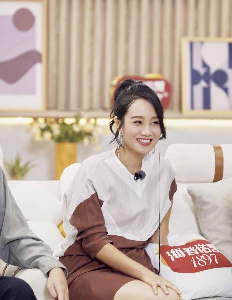 朱丹 怀孕就告别时尚？艾玛和朱丹的穿搭时髦又实用，准妈妈也要美美哒