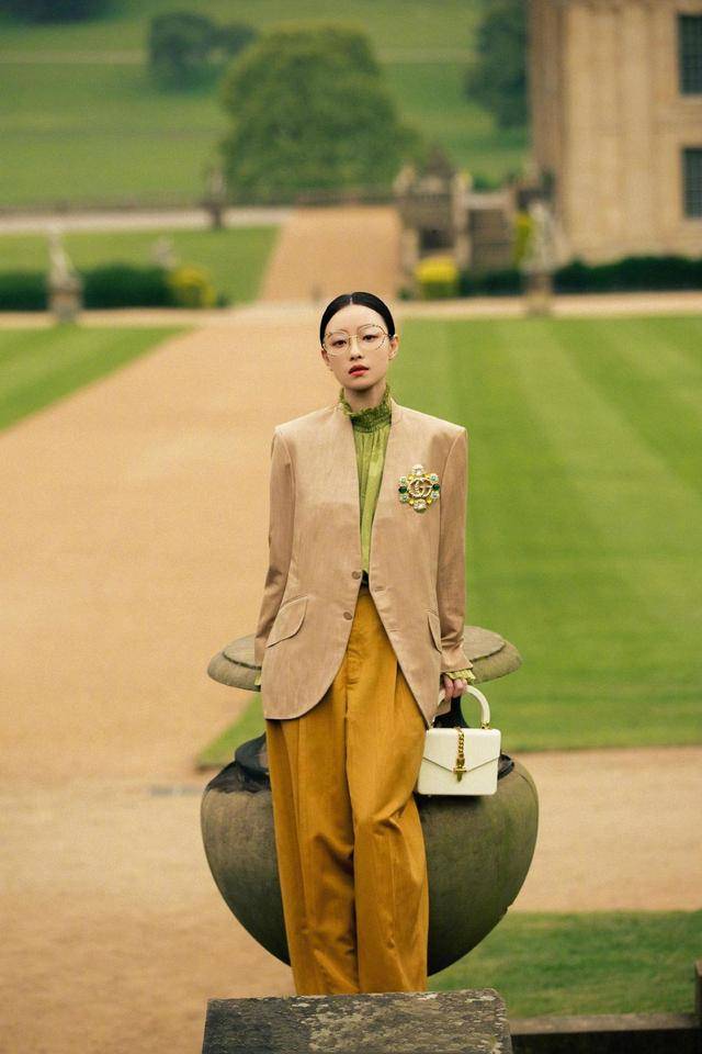 颜色 佘诗曼厉害！长西装配短裤，穿“金色战鞋”大方秀出漫画腿