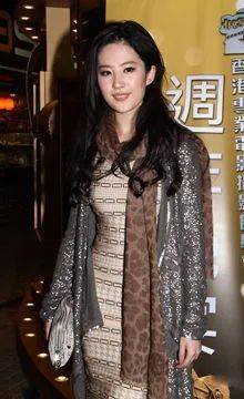 刘亦菲人美就乱来？驴蹄鞋、豹纹裤、彩虹裤袜，这些女星的衣品让人沉默