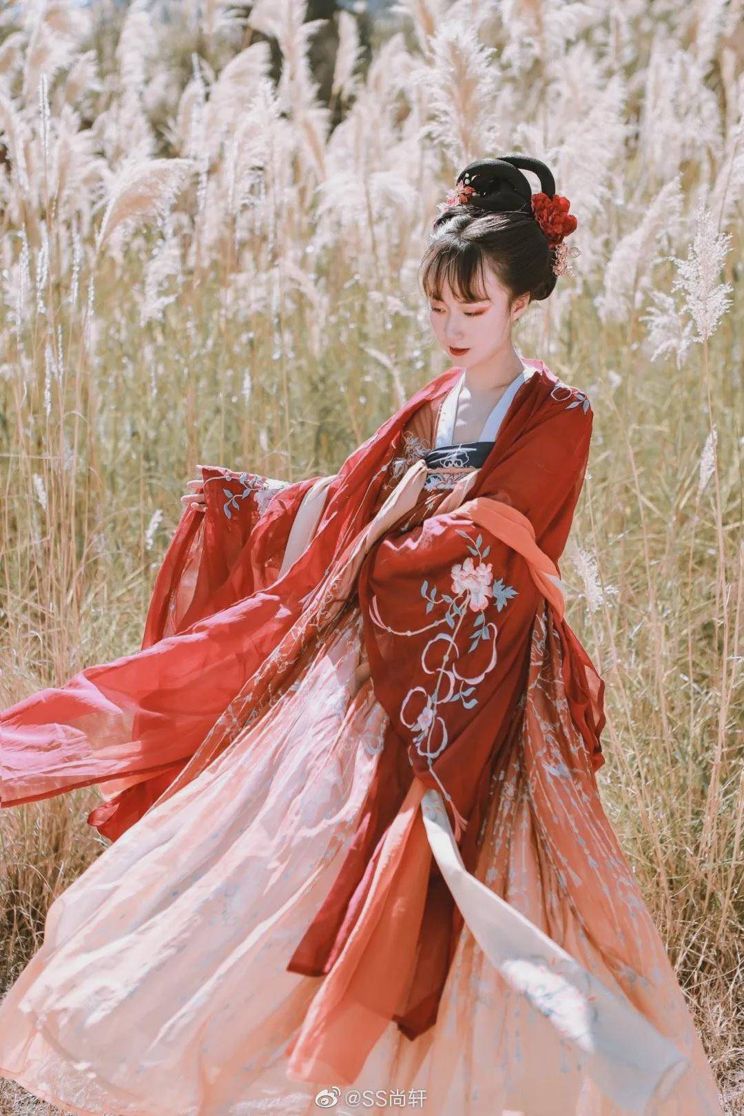 摄影汉服小仙女：笑颜如花绽，玉音婉转流