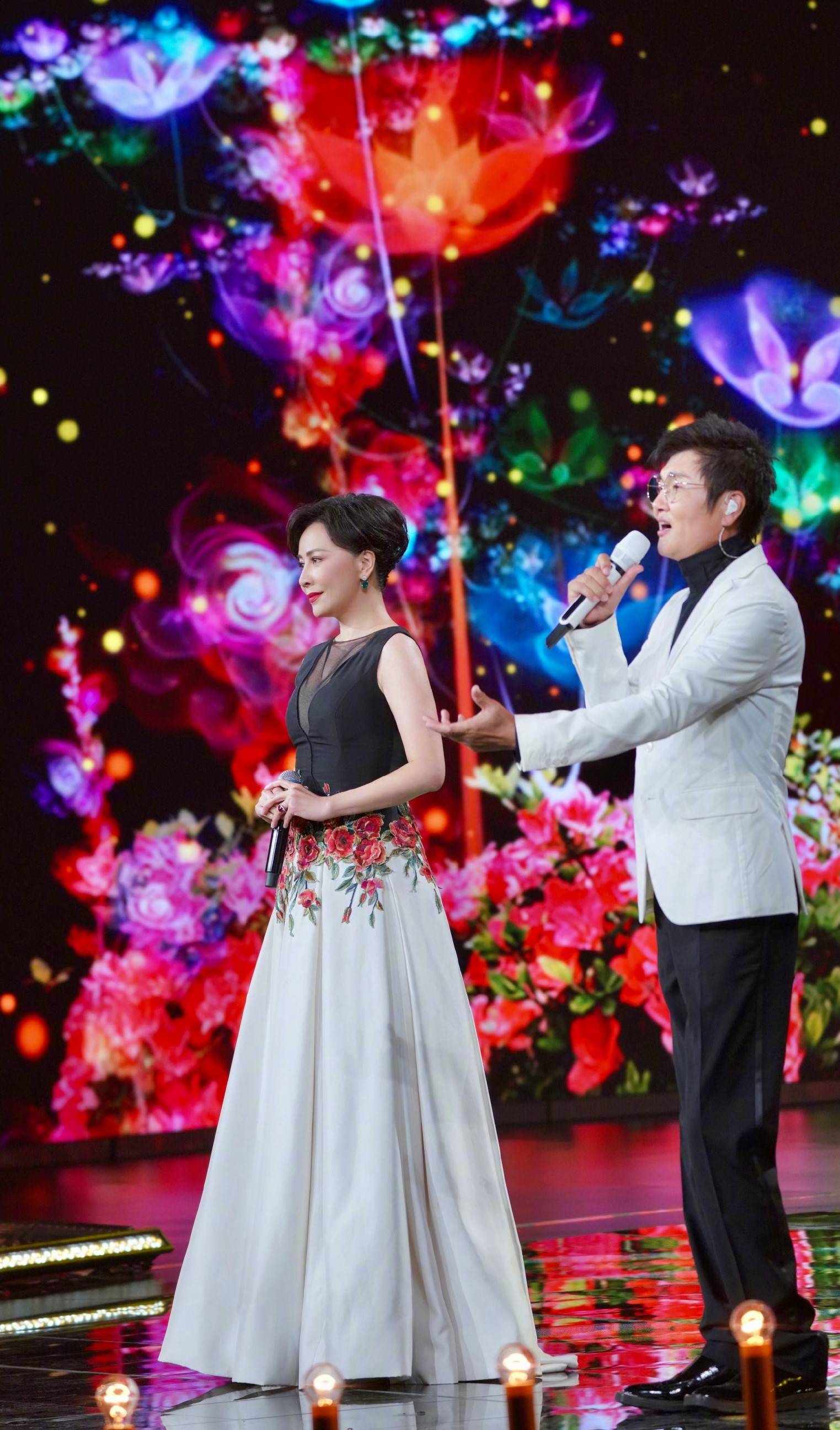 国庆 刘嘉玲闪耀国庆晚会，一袭刺绣礼服出自大师郭培之手，高级优雅