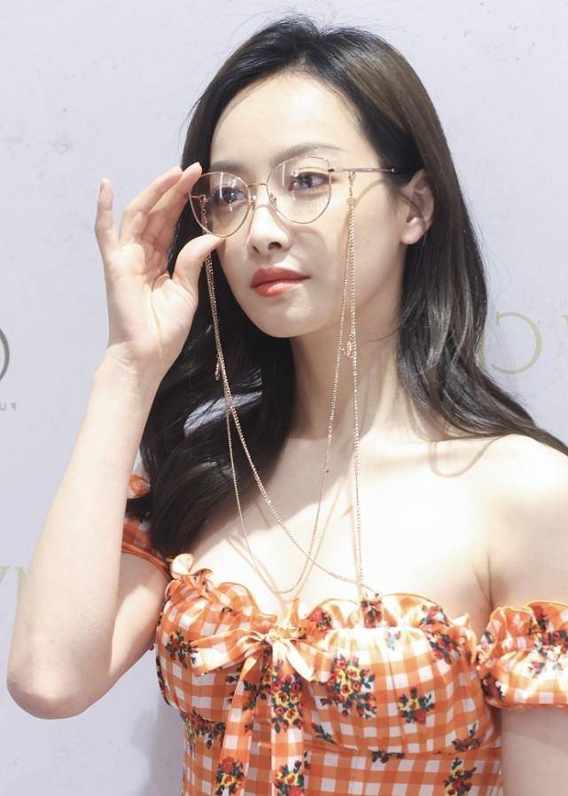 样式 宋茜穿抹胸装秀身材,加上带链眼镜颜值飙升,女生也羡慕三分