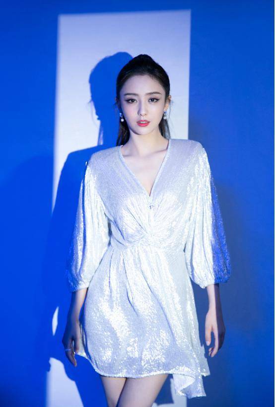 亮片 又被Angelababy迷住了，穿深V领连衣裙，拨头发太撩人