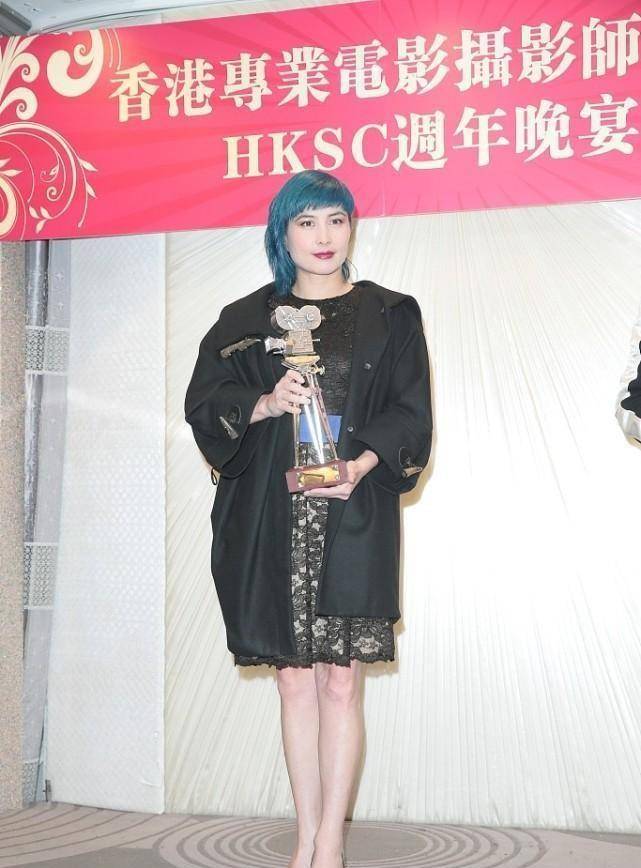 何超仪 赌王女儿还有这么叛逆的?何超仪穿着奇装异服,造型看着真独特