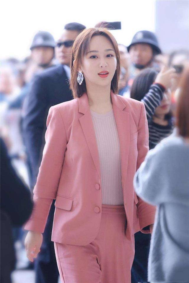 颜色 佘诗曼厉害！长西装配短裤，穿“金色战鞋”大方秀出漫画腿