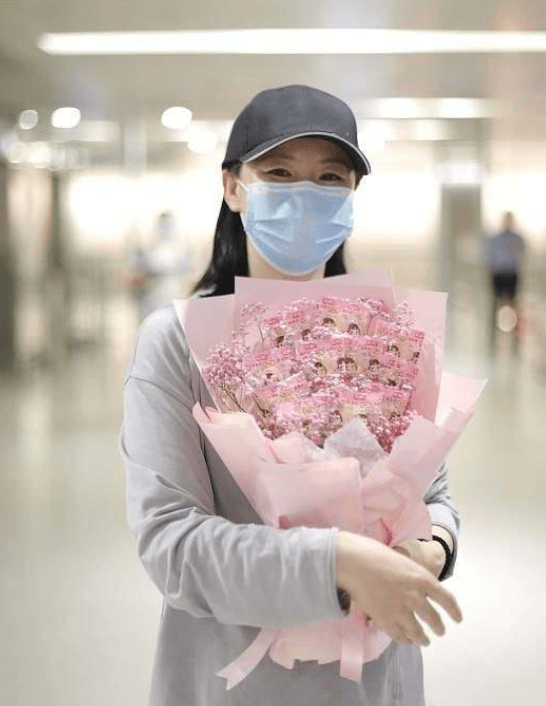 卫衣 咏梅51岁气质仍惊艳,穿灰卫衣配直筒裙,简单随性却难掩高级