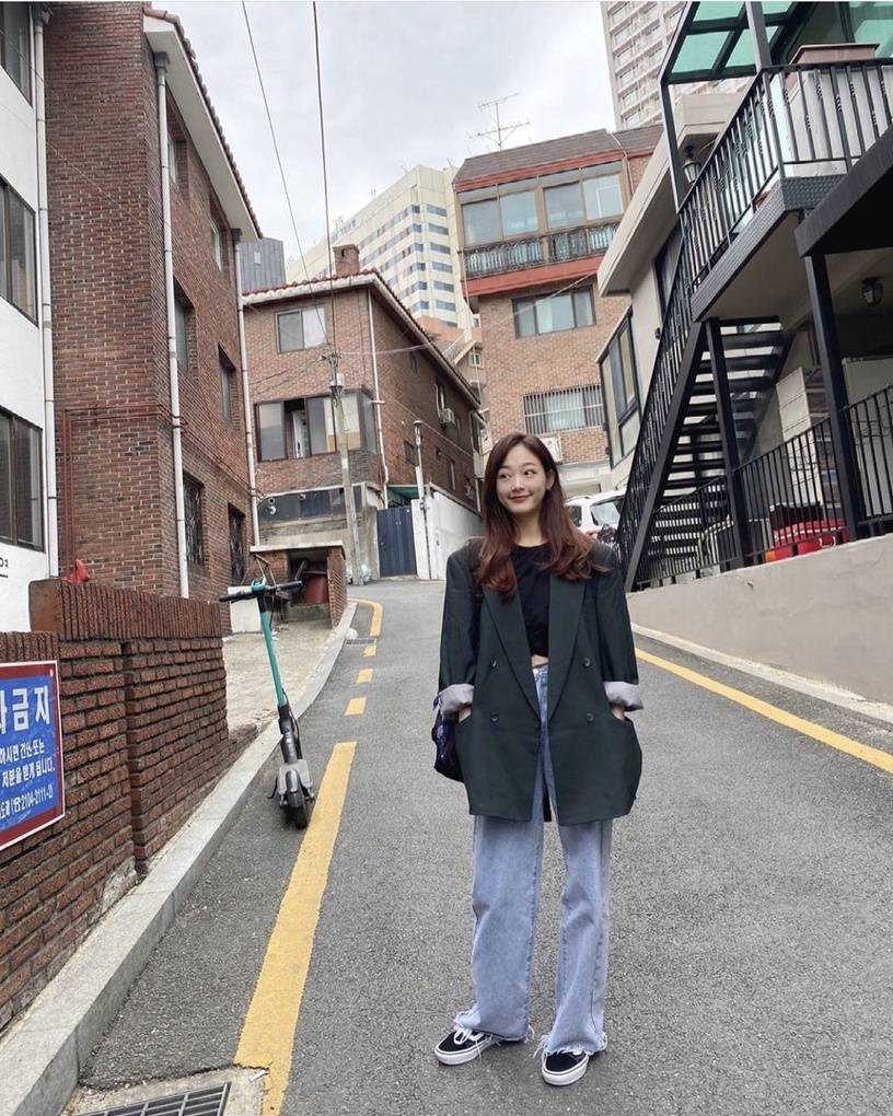 网友 《鱿鱼游戏》李瑜美私服穿搭大公开！百搭格纹单品、休闲帽T也能有时髦感