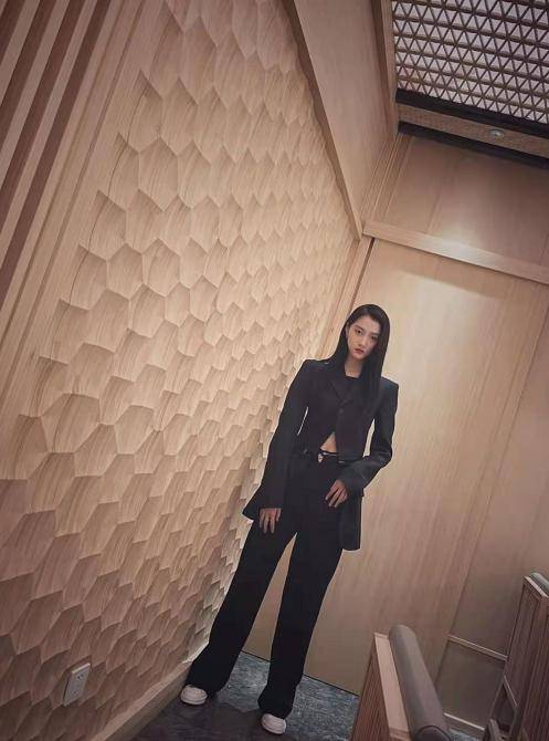 黑色 隔空比美!沈梦辰西服露脐装秀身材,与关晓彤撞衫气场不分伯仲