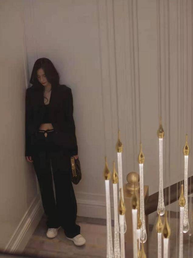 黑色 隔空比美!沈梦辰西服露脐装秀身材,与关晓彤撞衫气场不分伯仲