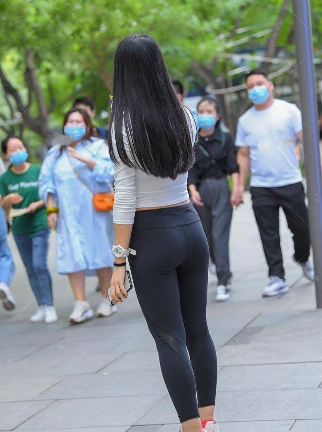 吊带 黑白拼接的连衣裙，无袖的设计很是清凉，大气的圆领轻松而舒适
