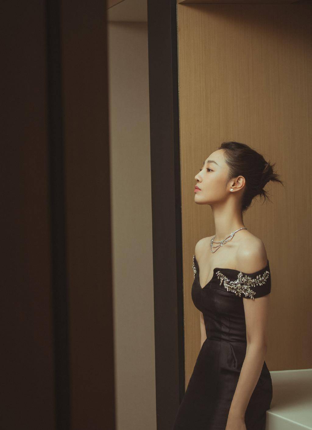 风情 白百何感觉瘦了不少，穿一字肩裙能看出锁骨，腰身也挺纤细的