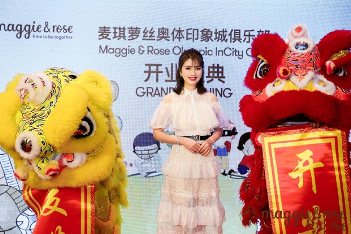 曲线 洪欣带娃参加活动，穿一身小白裙状态在线，三七比例太抢镜