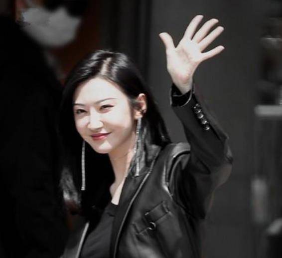 景甜 景甜终于找对风格了，穿一身皮质西装飒爽帅气，御姐范太适合她了