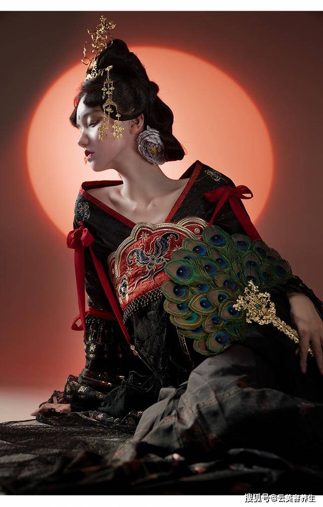 黑色 华裳九州，别再来蹭“汉服”的热度了！这“阴间设计”太让人无语