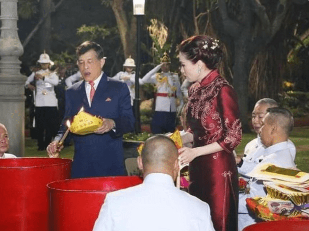 国王 苏提达又穿枣红色，小翻领时装裙真高贵，曾穿礼服裙听音乐会惊艳
