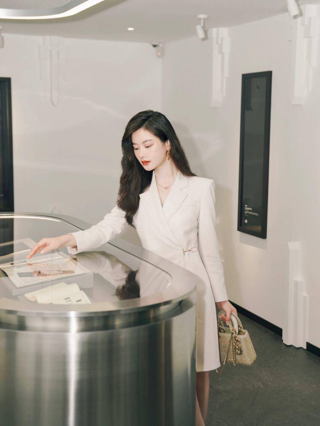 套装 40+女人不要再穿“基础款西装”了，建议记住这几个技巧，超洋气