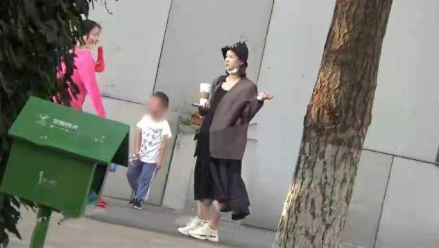 娃娃脸 36岁李小萌挺孕肚接娃，穿吊带裙全身白到发光，素颜更显幼态了