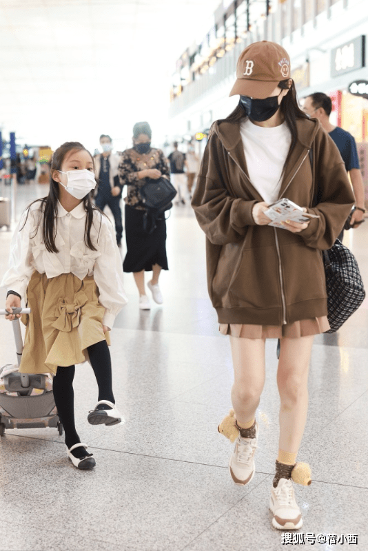 黑色 39岁李小璐带女儿走机场，穿卫衣搭百褶裙，看上去比22岁时更显嫩