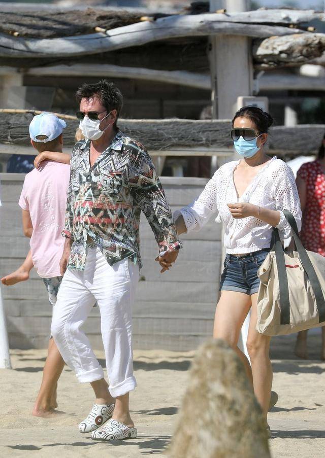 老公 巩俐与老公海边度假，扎丸子头配短裤霸气不再，71岁老公非常时尚
