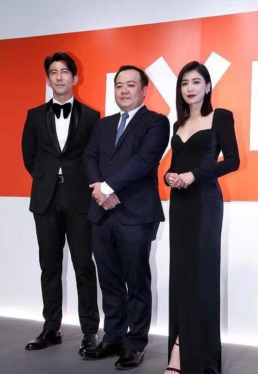 活动 46岁贾静雯比38岁老公还嫩！夫妻俩参加活动，穿一身黑霸气侧漏