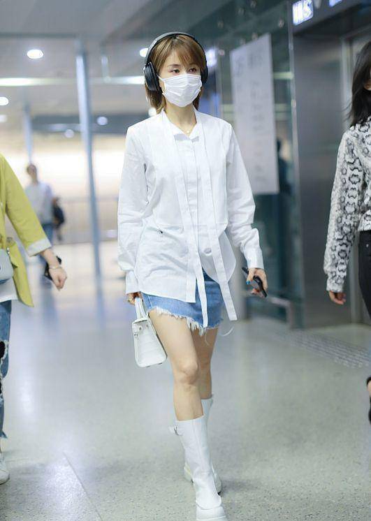 感觉 王子文个子小但是会穿衣，T恤配短裤减龄，搭双堆堆靴显得更高级