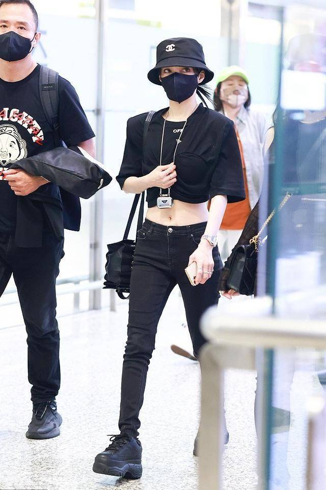 黑色 张韶涵太会“扬长避短”！穿垫肩T配紧身裤，158身高穿出168气场