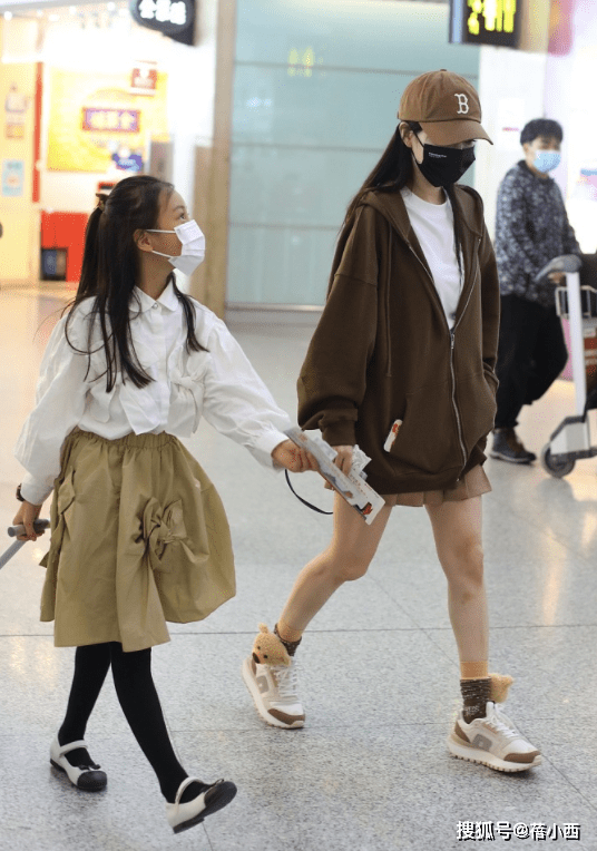 黑色 39岁李小璐带女儿走机场，穿卫衣搭百褶裙，看上去比22岁时更显嫩