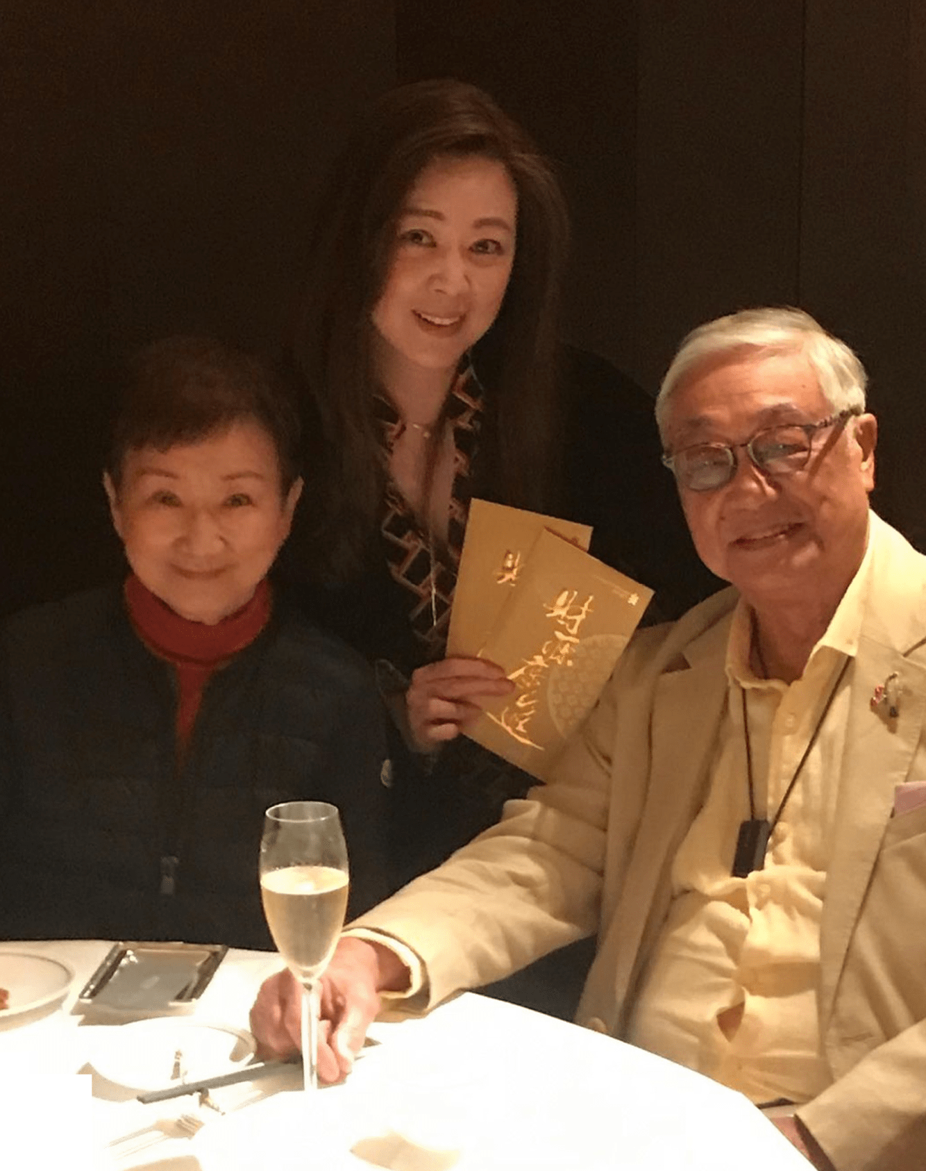 王馨平夫妇庆祝结婚20周年 兼为曾江庆87岁生日 两家合照很温馨 焦姣