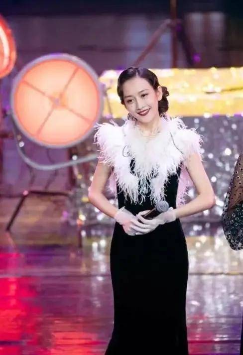 披肩 王鸥也太美了，今穿旗袍如歌女般温婉动人，应该出生在上个世纪！