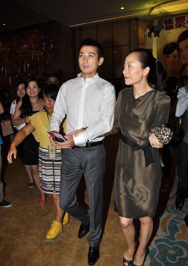 设计 保剑锋妻子挺贵气的，穿修身裙配黑色蝴蝶结束腰，气韵成熟有味道