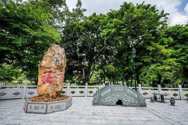 广州城北有座“神仙庙宇”，前面是如画公园，专门供奉吕洞宾