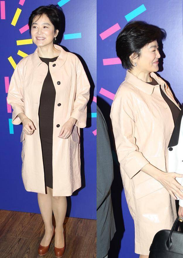 颜色 67岁林青霞气质真高级,穿搭低调素颜也耐看,优雅老去的样子真美