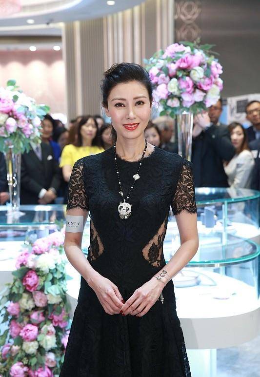 显得 李嘉欣的穿搭方式太显瘦了，带洞的设计更修身，看着不像50多岁