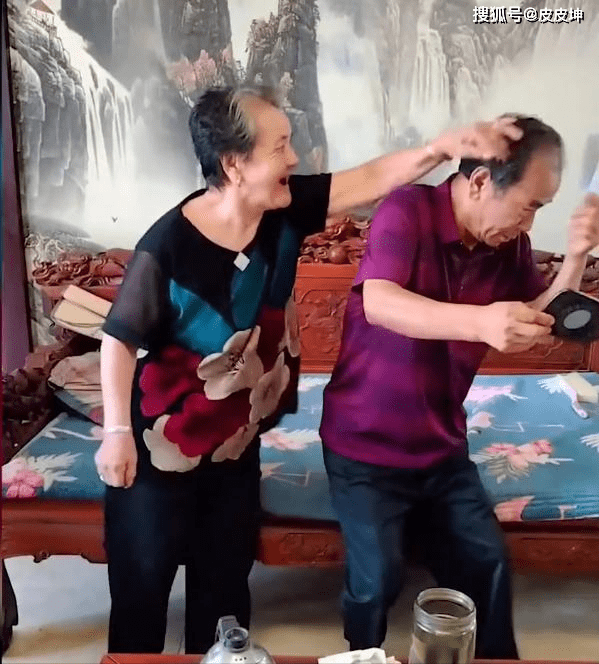 天津73岁儿子惹怒97岁妈妈被老母亲拄拐杖追着打画面暖心