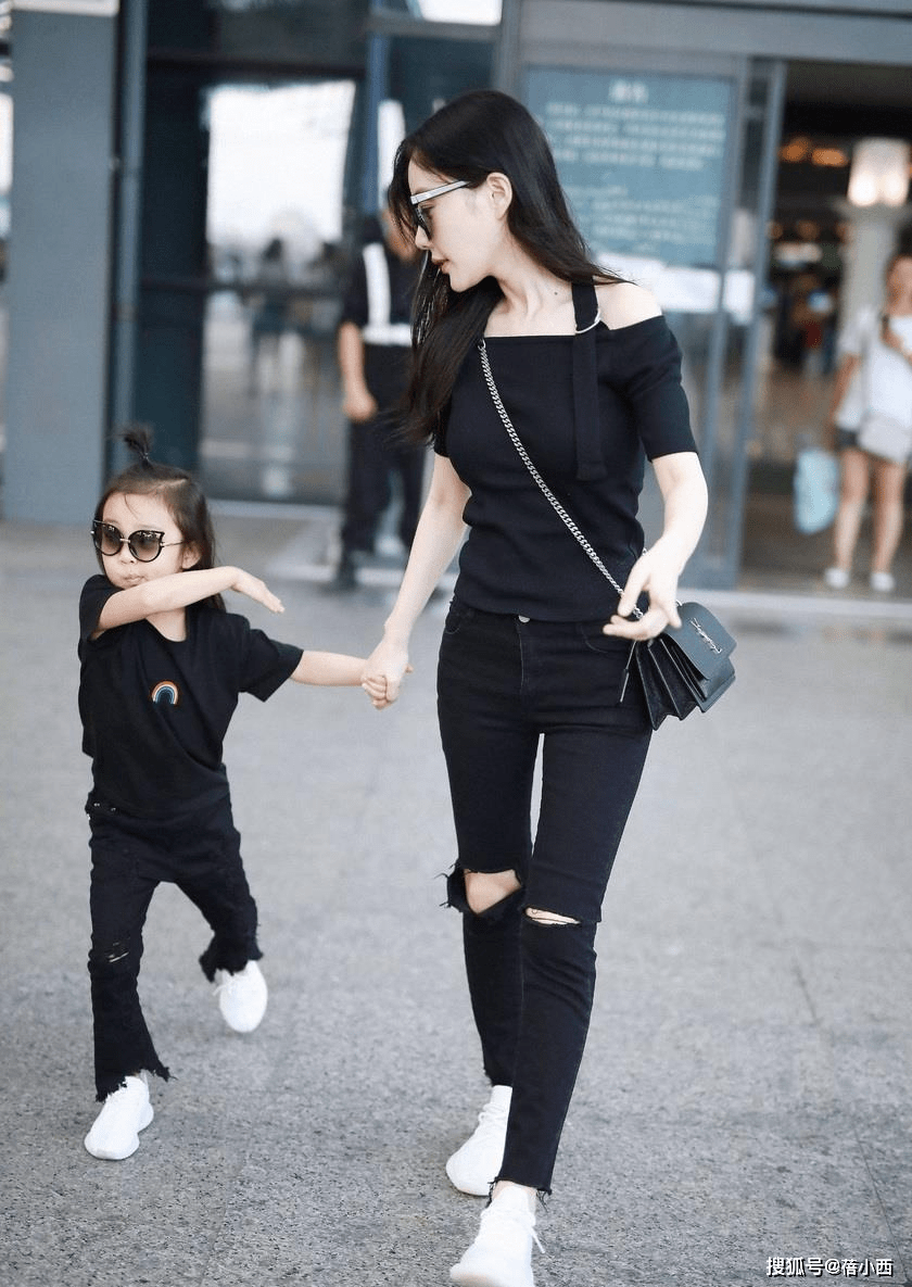 黑色 39岁李小璐带女儿走机场，穿卫衣搭百褶裙，看上去比22岁时更显嫩