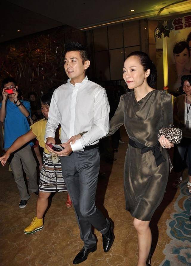 设计 保剑锋妻子挺贵气的，穿修身裙配黑色蝴蝶结束腰，气韵成熟有味道