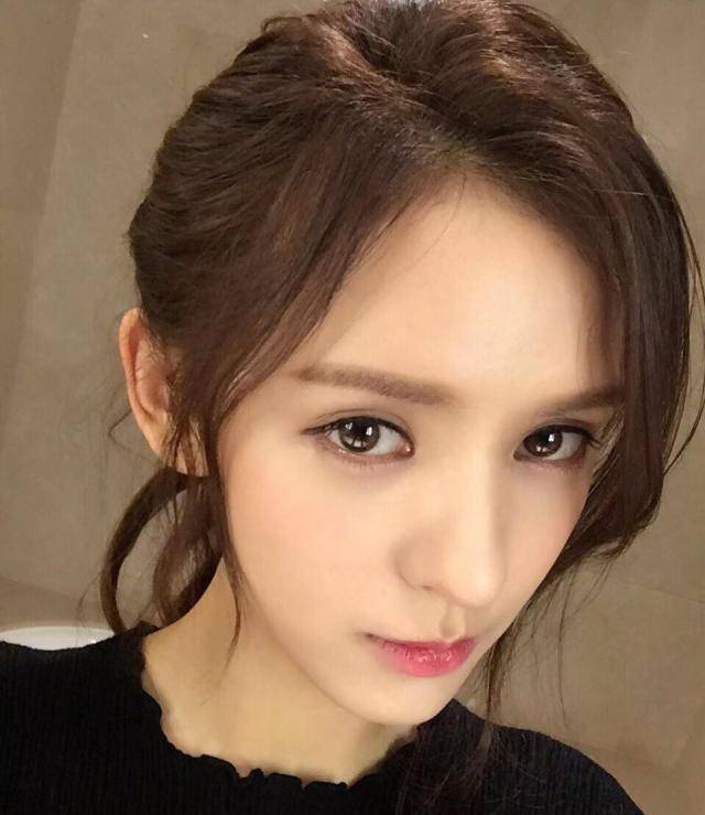 女神有种“巴掌腰”叫张予曦，当手放在腰上时，网友：整个人都沦陷了