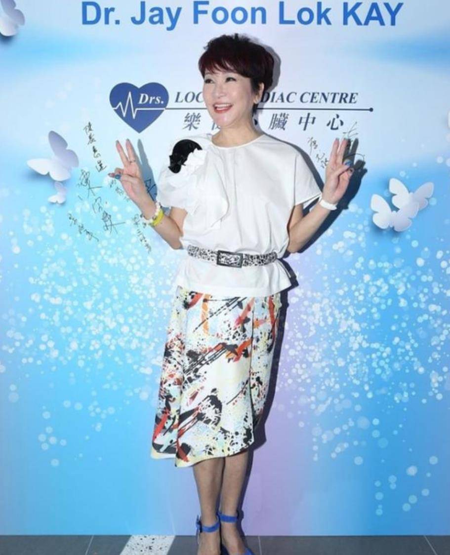 身材 狄波拉快70岁的人了，上街还扮得像小姑娘，墨镜配格纹裙太时髦了
