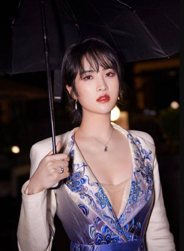身材 姚安娜终于惊艳一回,孔雀蓝刺绣礼服穿出东方神韵,蚂蚁腰太吸晴