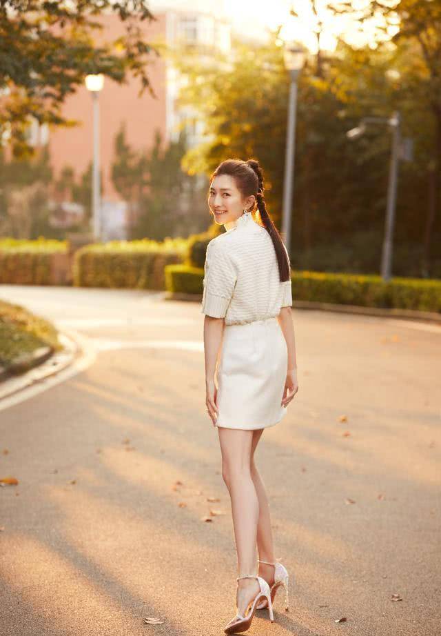 江疏影 古装美到犯规，现代妆容清新脱俗，休闲造型让人惊叹江疏影的颜值！