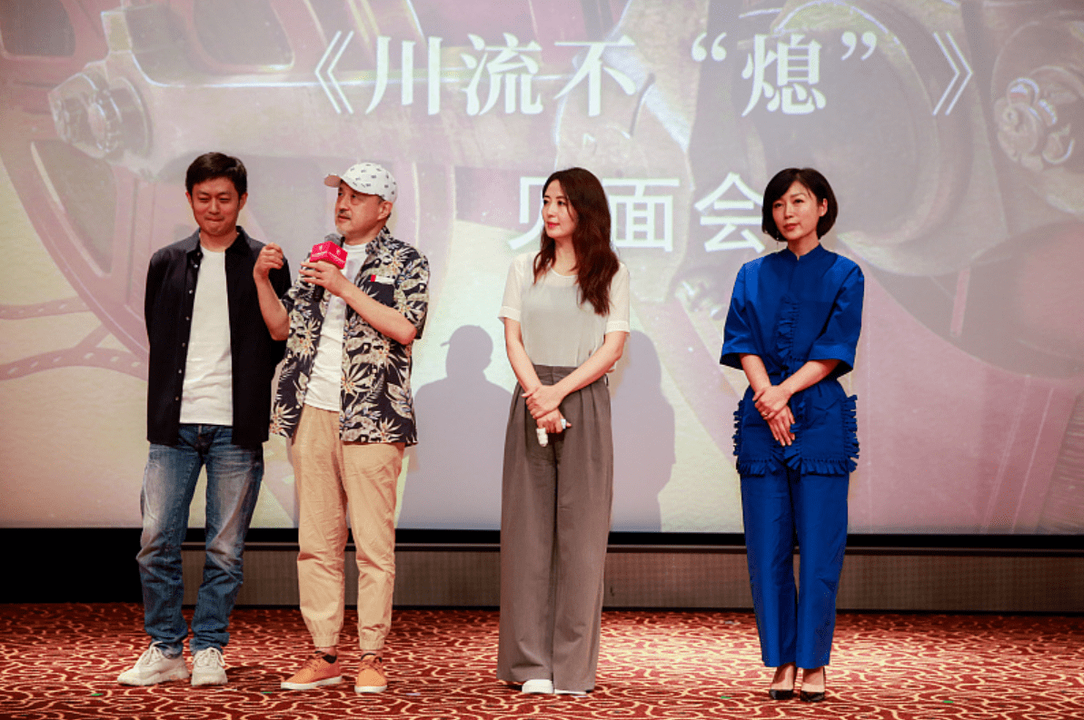 一身 快50岁的杨童舒老得挺明显,好在气质撑得住,一身穿搭精致不显老