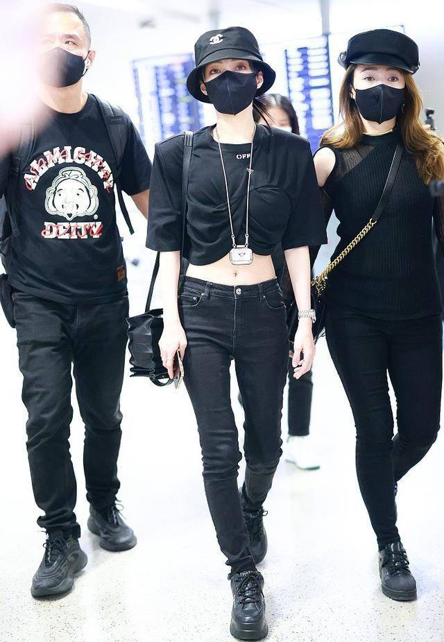 黑色 张韶涵太会“扬长避短”!穿垫肩T配紧身裤,158身高穿出168气场