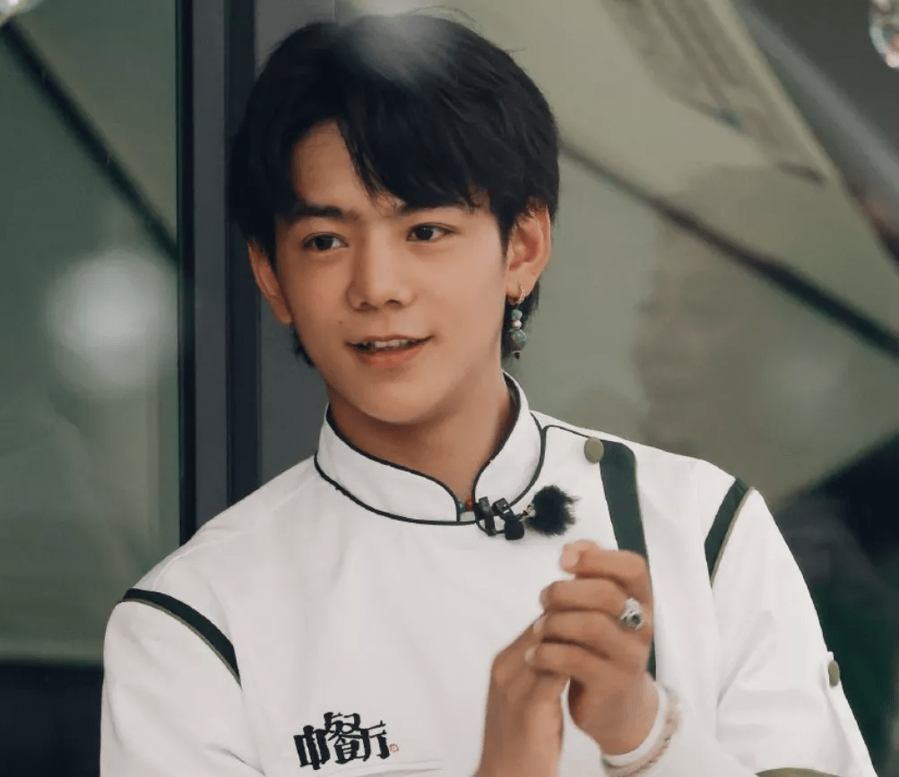 账号|丁真推广手机惹争议，本人账号回复雷军白眼表情，被骂后才修改