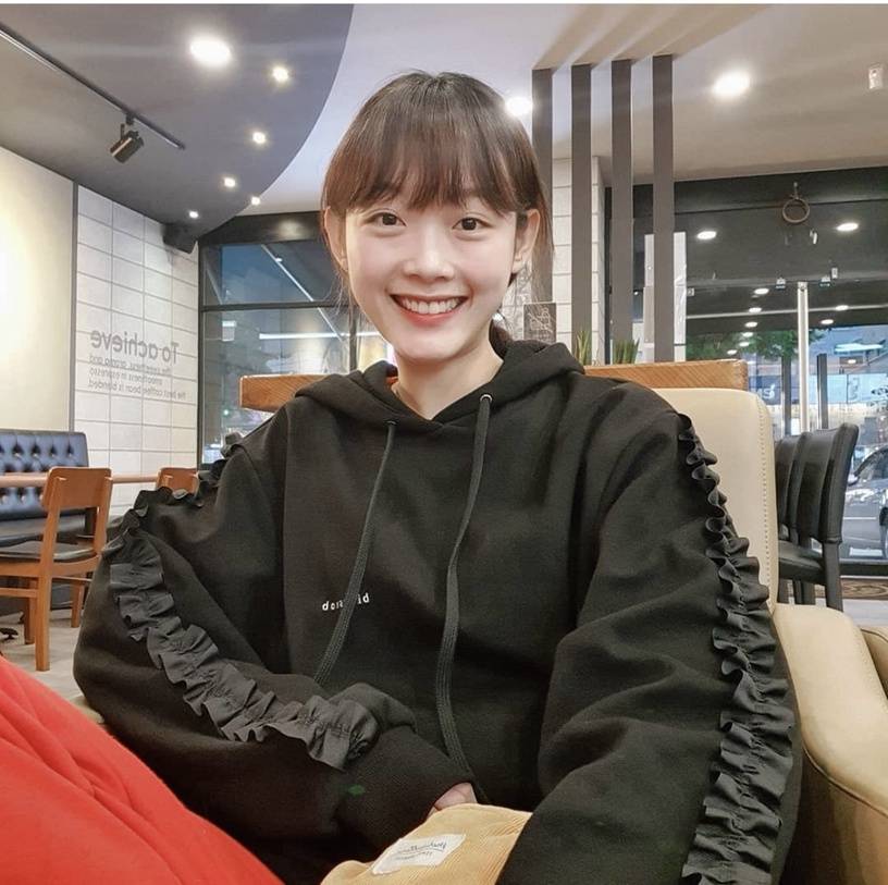 网友 《鱿鱼游戏》李瑜美私服穿搭大公开！百搭格纹单品、休闲帽T也能有时髦感