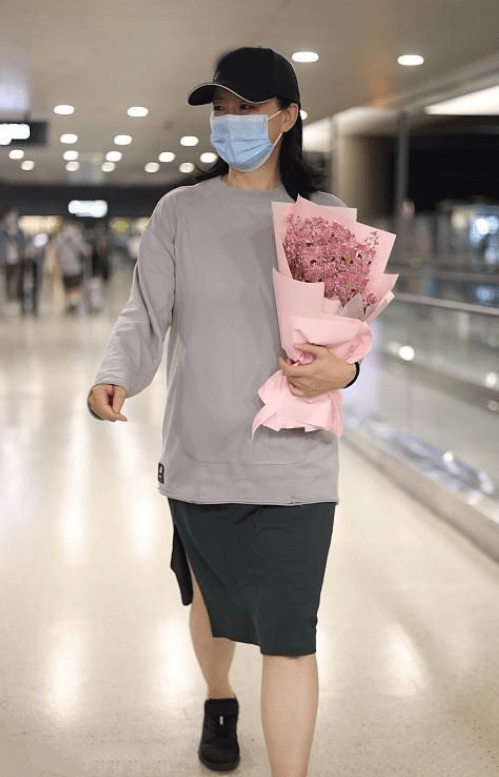 卫衣 咏梅51岁气质仍惊艳,穿灰卫衣配直筒裙,简单随性却难掩高级