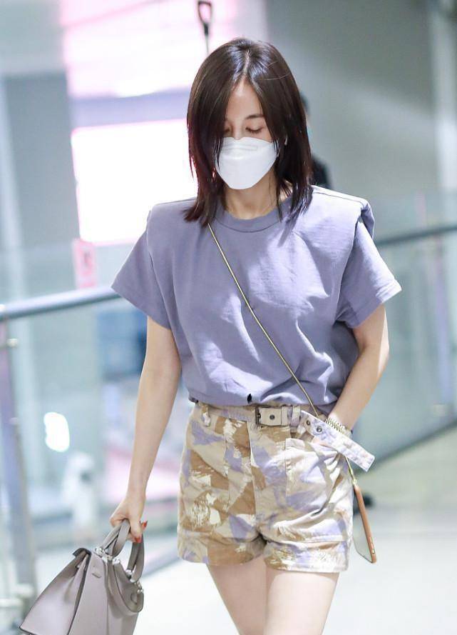 感觉 王子文个子小但是会穿衣，T恤配短裤减龄，搭双堆堆靴显得更高级