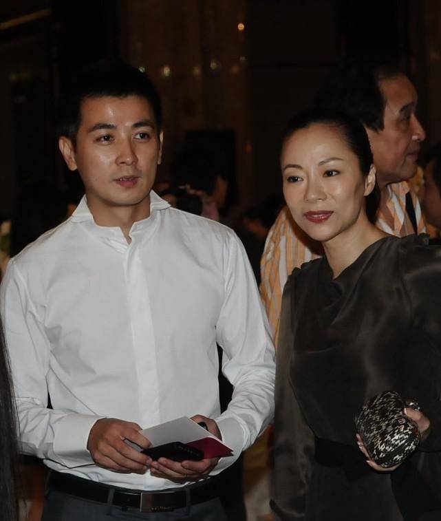 设计 保剑锋妻子挺贵气的，穿修身裙配黑色蝴蝶结束腰，气韵成熟有味道