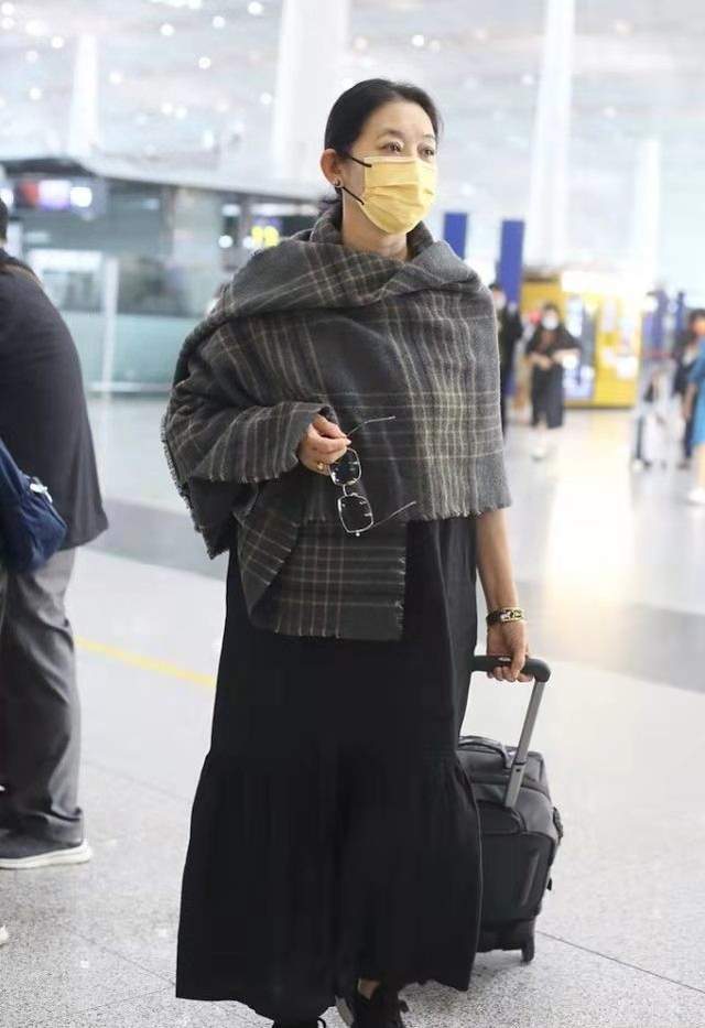 全套 倪萍罕见走机场变高调,穿着朴素身子骨硬朗,戴全套金首饰更抢眼